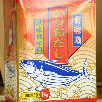 粒状にされていた500g ホンダシはスープのための日本の食糧味コンブを粉にする