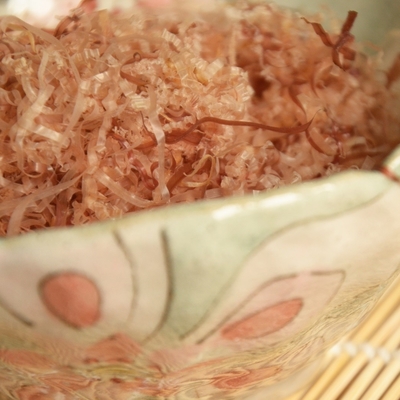 100g OEMの日本のカツオのKatsuobushiの魚は食品添加物自由なはげる