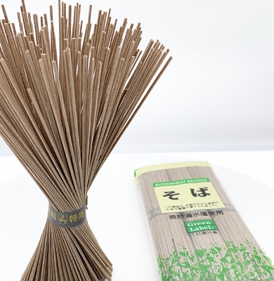 中国様式の乾燥したうどんのそばの黒いヌードルは減量1kgのそば粉の味を